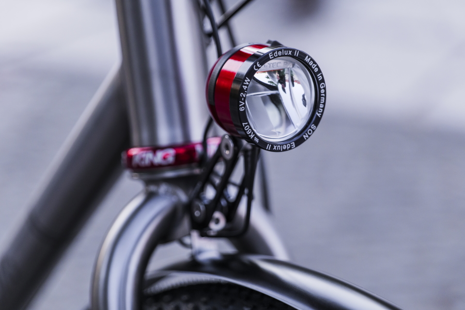 Titanium bicycle with SON Edelux II LED dynamo headlight