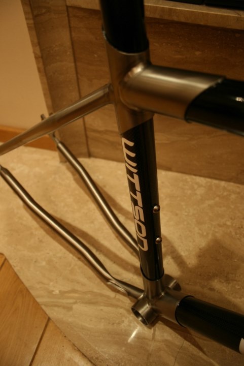 - integrated seatpost with an support on toptube/seatsatays cross section